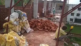 Bilding material lifting machine