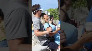 Сидеть на незнакомцах на пляже 😂