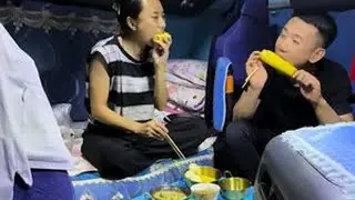 我和刘宝的卡车生活，24万8买的二手冷藏半挂车，看看我们两年我们挣了多少钱，今年头茬的东北黄糯粘玉米来了，感谢大家支持！#三农 #vlog日常 #记录卡车生活 #记录真实生活 #夫妻日常 @抖音小助手