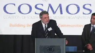 Dr Daniel Alvarez, Professor of Religious Studies at FIU accepting the award
