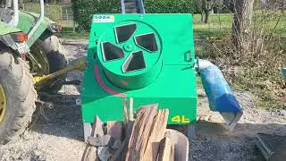 Brennholz s&auml;gen mit john deere 2020 und der kretzer trommels&auml;ge rotomat 4l