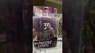 Виниловая фигурка Уэнсдей Аддамс из серии Toony Terrors, 7,99 долларов &mdash; NECA Collectibles, 14+, ...