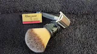 На обзоре лезвие Gillette Perma Sharp, крем для бритья Lea