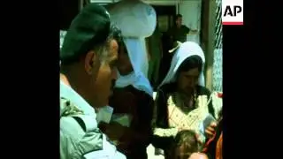SYND 2-6-72 JORDANIAN ARABS CROSS INTO ISRAEL AT ALLENBY BRIDGE