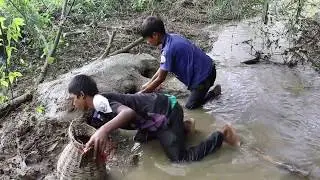 Amazing Children Build New Style Deep Hole Fish Trap  - Khmer Trap Catch A Lot Of Fish 100%