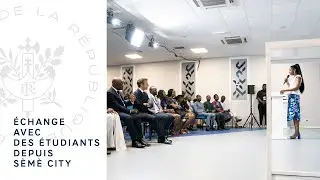 Depuis Sèmè City, le Président Emmanuel Macron échange avec des étudiants.