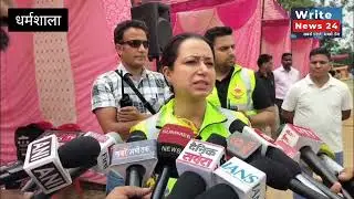 धर्मशाला: भूकंप की स्थिति में आज राज्यस्तरीय मेगा मॉक ड्रिल बारे जानकारी देतीं एडीएम शिल्पी बेक्टा