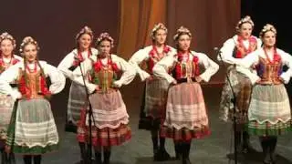 Małe Słowianki  śpiewają pieśń - A pod borem