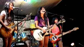IVY ROSE performing 