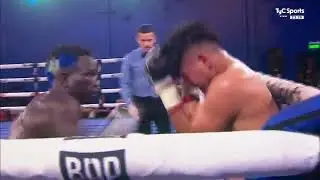 El brutal golpe de Touba Niang a Ch&aacute;vez y el desenlace de la pelea en el estadio de la FAB