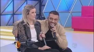 Lucas Lucco canta  com atriz cadeirante que participou do clipe