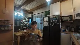 Antek sam w domu :) świąteczna sałatka dla kur - prezent dla Dorci