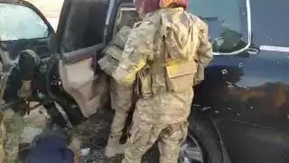 Des combattants se rassemblent autour de la voiture d'Havrin Khalaf