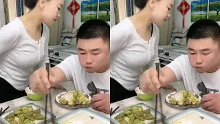 这家伙真让我醉了，我吃什么他抢什么，别怪我啦哈哈