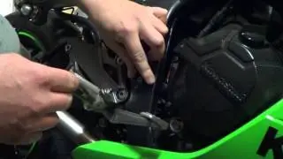 Установка заглушки рамы SSR для Ninja 300