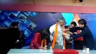 Swami om ki debate ke time hui media office main ladai ka exclusive inside video