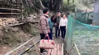 After many days, Tư finally decided to take his mother-in-law for treatment.