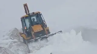 Snow clearance work on Sinthan Top road (NH244) underway following improvement in weather condition