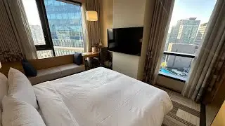 Aloft Hotel Seoul Myeongdong (Marriott) &mdash; номер с одной кроватью размера &laquo;king-size&raquo; в углу &mdash; зав...