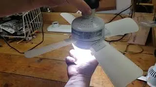 Вентилятор Bell & Howell/Emson Socket: открутится ли он? Открутится ли он, если перевернуть его?