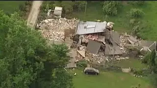 New Zealand earthquake leaves tourists and cows stranded