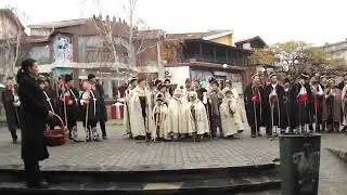 моменти от коледарка  древната традиция на Общинския пазар в Карлово.24.12.2025