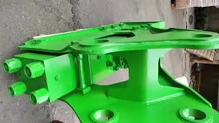 เรากำลังเตรียมติดตั้งข้อต่อสำหรับรุ่น Side Type Hydraulic Breaker สีเขียวซึ่งผลิตสำหรับลูกค้าในเอเชี