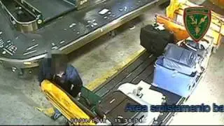 Furti nei bagagli all'aeroporto di Genova. 