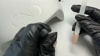 CND Premium Israel : מריחת לק ג׳ל היפואלרגני CND Shellac Field Fox בצבע ניוד אפרפר בהיר אטום