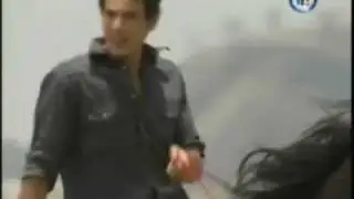 David persigue a Antonia por el campo