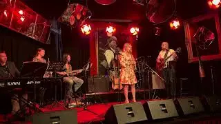 Amber Jade - Hey Jude. Beatles Cover on clarinet. 