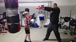 Boxen f&uuml;r Kinder / Boxgrundschule mit Pratzentraining #boxing #kids #germany 
