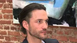 Schauspieler Stefan Bockelmann mit trendigem Laufsteglook