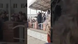 Мэр Славутича выступил перед народом.The mayor of Slavutich addressed the people.