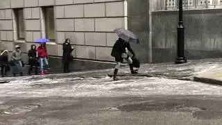 Gr&eacute;sil, verglas: Trottoir glissant dans le Vieux-Montr&eacute;al