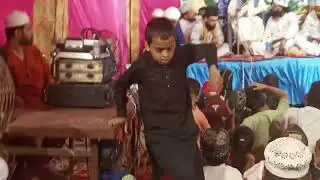 حفظ قران کانفرنس میں مفتی محمد رضا علی تقریر کرتے ہوئے نظر ارہے ہیں مدرسہ فیضان خواجہ غریب نواز میں