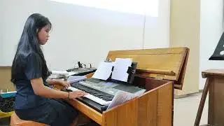 PKJ 184. Nama Yesus Termulia Kakak Gifty mengiringi mama-mama Vocal group. GKPI Jemaat Long Loreh