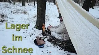 Kleines Winterlager im Wald mit Forelle und Backkartoffeln