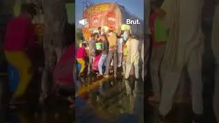 From oil to chickens&mdash;when road accidents in India turned into loot fests.