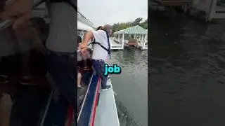 Почтальон доставляет почту с лодки 🛥️
