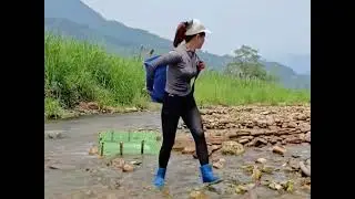 Girl builds a stone fish trap in the river and catches a lot of fish