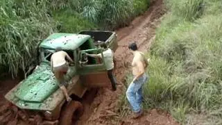 Juninho Fadel  quebrando o vidro da rural F75