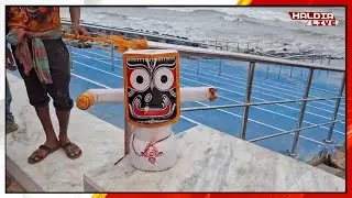দীঘার একটি স্নান ঘাটে হাত ভাঙ্গা অবস্থায় একটি জগন্নাথ দেবের মূর্তি..