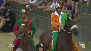 Palio di Siena, è tutto pronto, il mortaretto annuncia l'uscita delle contrade