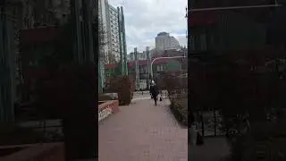Самый узкий дом Керета шириной 1,5 метра в Варшаве, зажатый между двух многоэтажек.