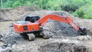 ALAT BERAT EXCAVATOR BEKO HITACHI MENGGALI BATU ME MUAT KE DUM TRUKC