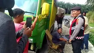 Telah terjadi 1 unit truk mobil terguling di bukit kodok 