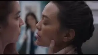 Jules and Mika kiss in the elevator and are caught by Amelia Grey's Anatomy 21x02