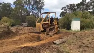 Caterpillar d4 7u pushing gravel 2