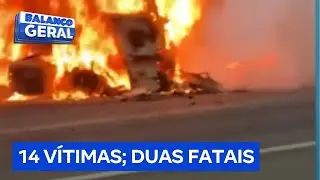 Motorista perde o controle de carreta em descida e atinge micro-ônibus de dançarinas